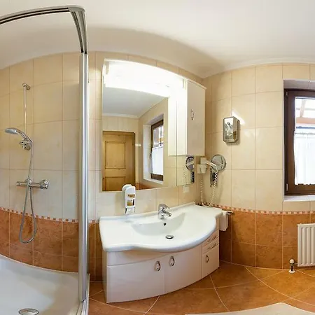 Hotel-pension Egger فندق